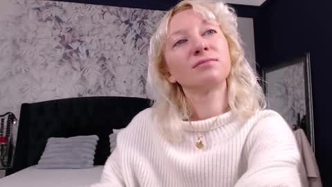 Snapshot of natalie_bitton chatting on December 21, 6:09 am Natalie online show from December 21, 6:09 am