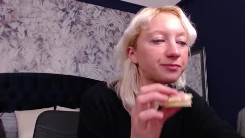 Snapshot of natalie_bitton chatting on December 23, 8:23 am Natalie online show from December 23, 8:23 am