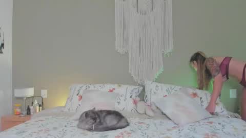 anatalybee online show from September 29, 2:49 am