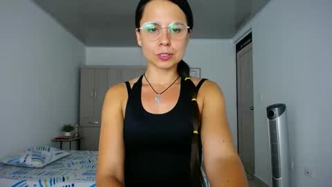 Snapshot of natalyfit_ chatting on March 4, 9:43 pm NatalyFit online show from March 4, 9:43 pm
