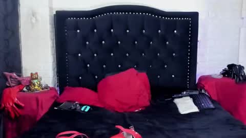 natashaburgos online show from March 8, 9:40 pm