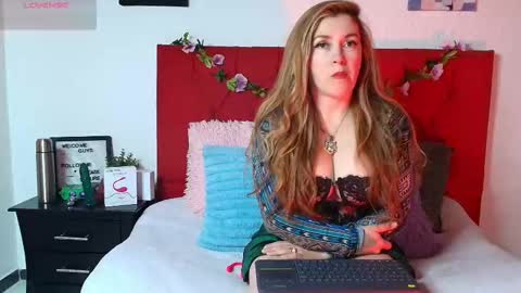 Snapshot of nathaly_stepmom chatting on October 15, 11:54 am Natha online show from October 15, 11:54 am