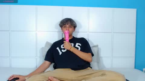 nathanbell1 online show from September 12, 2:33 am