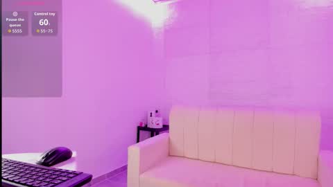 Snapshot of nathie_hott chatting on December 19, 11:23 pm Nathie online show from December 19, 11:23 pm