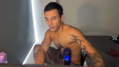 Snapshot of native_boy2 chatting on March 16, 1:00 am native_boy2 online show from March 16, 1:00 am