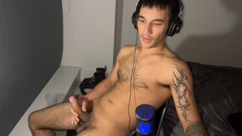 Snapshot of native_boy2 chatting on April 24, 9:34 am native_boy2 online show from April 24, 9:34 am