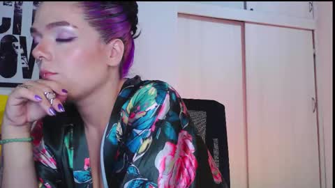 Snapshot of naughty_em_17 chatting on March 6, 7:05 am Em please help me reach 100 thumbs up 3 online show from March 6, 7:05 am