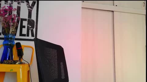 Snapshot of naughty_em_17 chatting on March 9, 10:25 pm Em please help me reach 100 thumbs up 3 online show from March 9, 10:25 pm