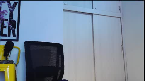 Snapshot of naughty_em_17 chatting on March 22, 2:59 am Em please help me reach 100 thumbs up 3 online show from March 22, 2:59 am