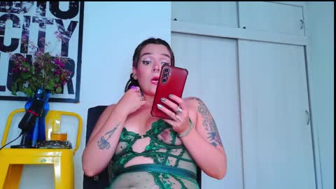 Snapshot of naughty_em_17 chatting on April 5, 9:01 pm Em please help me reach 100 thumbs up 3 online show from April 5, 9:01 pm