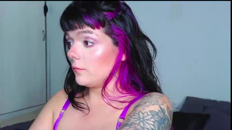 Snapshot of naughty_em_17 chatting on April 24, 12:57 am Em please help me reach 100 thumbs up 3 online show from April 24, 12:57 am