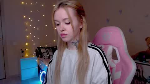 Snapshot of naughty_mablee chatting on March 21, 1:32 am Mable online show from March 21, 1:32 am