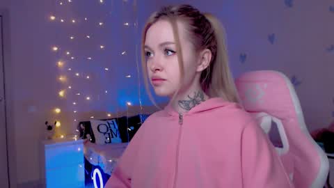 Snapshot of naughty_mablee chatting on March 27, 1:44 am Mable online show from March 27, 1:44 am