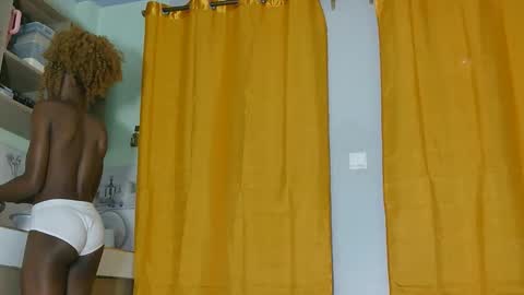 Snapshot of naughty_princess25 chatting on October 1, 4:35 pm sexxy online show from October 1, 4:35 pm