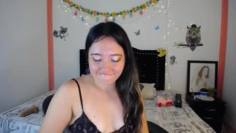 Snapshot of naughtygirl_mmm chatting on December 18, 8:14 pm Valeria online show from December 18, 8:14 pm