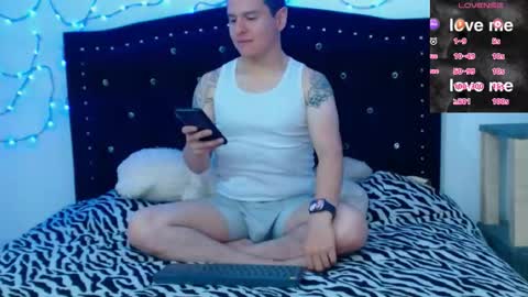 Snapshot of naughtylovers1617 chatting on October 1, 5:02 am RED AND BLUE online show from October 1, 5:02 am