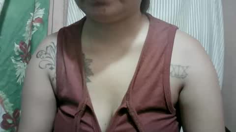 Snapshot of naughtymom_33 chatting on April 18, 1:20 am naughtymom_33 online show from April 18, 1:20 am