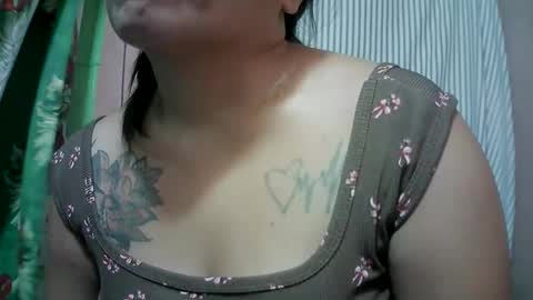 Snapshot of naughtymom_33 chatting on April 28, 4:06 am naughtymom_33 online show from April 28, 4:06 am