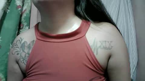 Snapshot of naughtymom_33 chatting on May 5, 7:00 pm naughtymom_33 online show from May 5, 7:00 pm