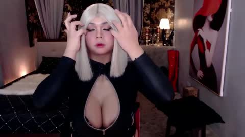 Snapshot of naughtytrans_huntress chatting on January 23, 12:19 pm ITS ME YOGIRL PATRICIA online show from January 23, 12:19 pm