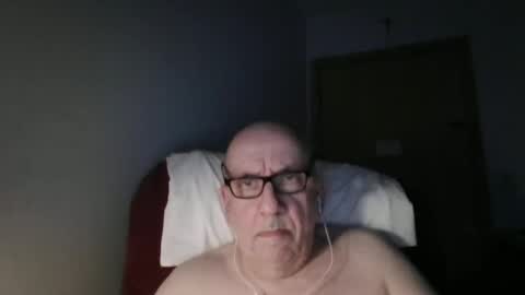 Snapshot of needlesslove chatting on April 1, 1:17 am Tom online show from April 1, 1:17 am