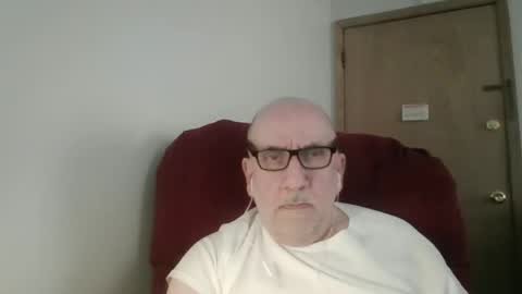 Snapshot of needlesslove chatting on April 3, 10:19 pm Tom online show from April 3, 10:19 pm