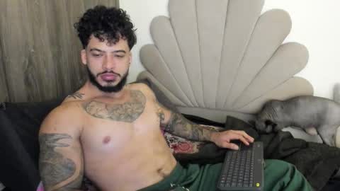 Snapshot of neeii chatting on December 22, 11:46 pm Nei turn green online show from December 22, 11:46 pm