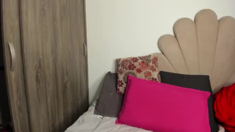 Snapshot of neeii chatting on February 9, 1:20 am Nei turn green online show from February 9, 1:20 am