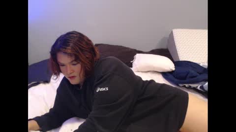 Snapshot of neonneon2601 chatting on December 9, 12:45 am Neon online show from December 9, 12:45 am