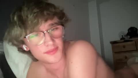 nerdytwink18 online show from February 10, 12:04 am