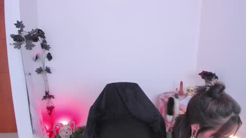 Snapshot of nesuko_evil chatting on October 4, 7:01 pm Marie online show from October 4, 7:01 pm