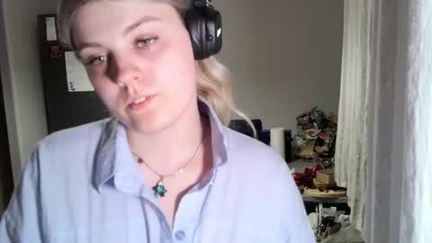 Snapshot of never_enoughh chatting on June 19, 7:17 pm never_enoughh online show from June 19, 7:17 pm