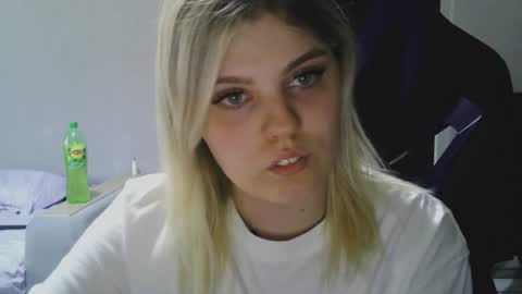 Snapshot of never_enoughh chatting on August 4, 4:31 pm never_enoughh online show from August 4, 4:31 pm