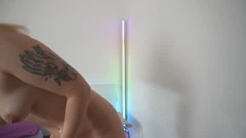 Snapshot of new_dee chatting on October 7, 4:09 am new dee online show from October 7, 4:09 am