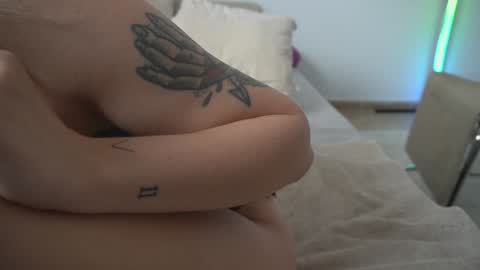 Snapshot of new_dee chatting on October 16, 1:01 pm new dee online show from October 16, 1:01 pm