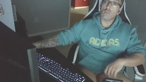 Snapshot of newevo chatting on October 27, 6:23 pm newevo online show from October 27, 6:23 pm