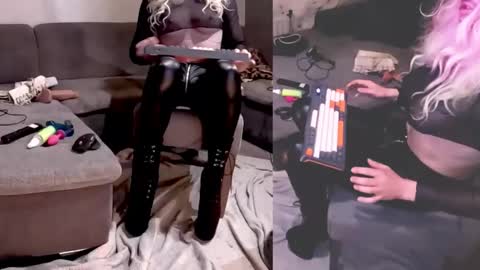 Snapshot of newwetcouple chatting on February 24, 2:53 am NylonHeelFreaks online show from February 24, 2:53 am