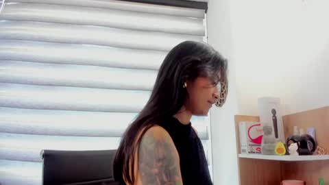 laura  online show from January 21, 7:50 pm