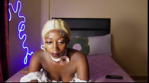 Snapshot of nia_bell chatting on February 22, 4:02 am kikiNiaAria online show from February 22, 4:02 am
