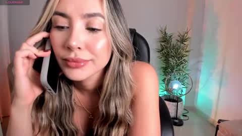 Nia  online show from November 1, 9:39 pm