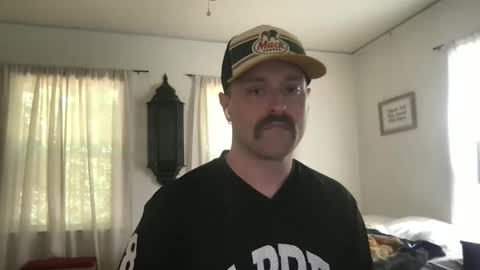 Snapshot of nicebuttniceguy chatting on April 1, 6:38 pm NiceButtNiceGuy online show from April 1, 6:38 pm