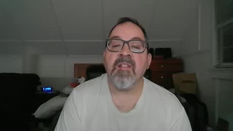 Snapshot of niceguy7208 chatting on April 28, 3:44 am niceguy7208 online show from April 28, 3:44 am