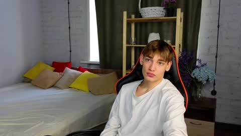 Snapshot of nick_win chatting on December 4, 5:05 am Nick online show from December 4, 5:05 am