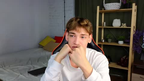 Snapshot of nick_win chatting on December 4, 8:12 am Nick online show from December 4, 8:12 am