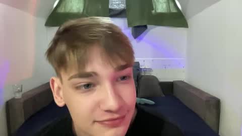 Snapshot of nick_win chatting on December 9, 7:17 am Nick online show from December 9, 7:17 am