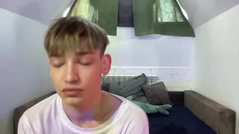 Snapshot of nick_win chatting on December 10, 7:37 am Nick online show from December 10, 7:37 am