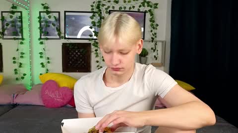 Snapshot of nick_win chatting on February 4, 10:10 am Nick online show from February 4, 10:10 am