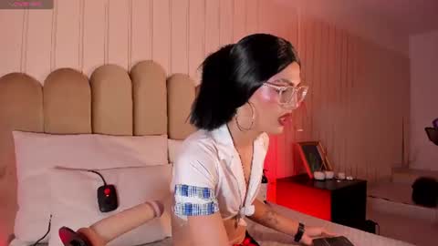 nickiwestt___ online show from June 19, 8:01 pm