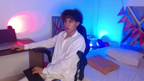 Nickolas Muoz online show from February 18, 6:04 pm