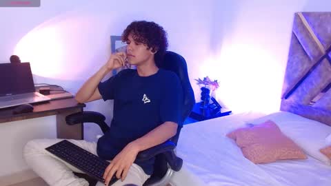 Nickolas Muoz online show from March 8, 6:16 pm